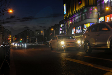車流霓虹城市