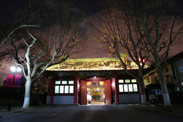 上海交通大學(xué)校門(mén)夜景