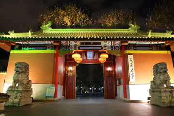 上海交通大學(xué)校門夜景