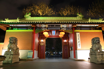上海交通大學校門夜景