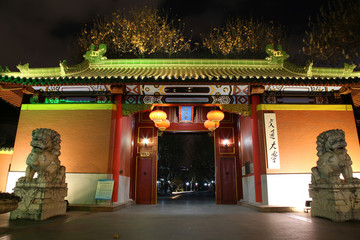 上海交通大學(xué)校門夜景