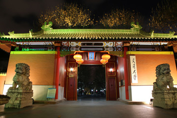 上海交通大學校門夜景