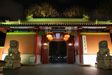 上海交通大學校門夜景