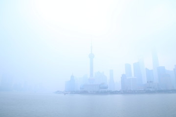 晨霧中的上海