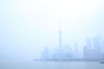 晨霧中的上海外灘