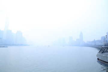 晨霧中的上海外灘