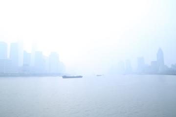 晨霧中的上海外灘