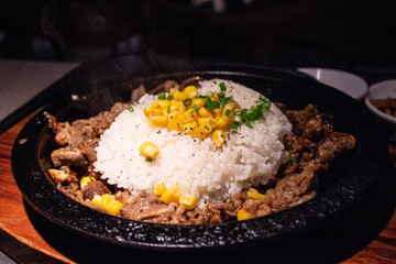 鐵板牛肉飯?zhí)貙? style=