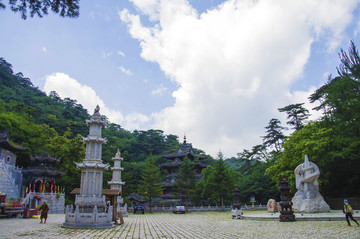 千山大佛寺廣場與佛塔彌勒千佛閣