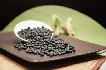 日式盤子上的黑豆