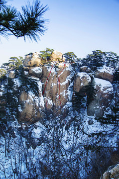 千山風景區(qū)天成彌勒大佛山峰雪景