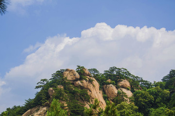 千山風(fēng)景區(qū)天成彌勒大佛山峰白云