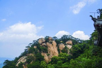 千山風(fēng)景區(qū)天成彌勒大佛山峰白云