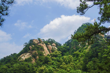 千山彌勒寶塔天成彌勒大佛群山峰