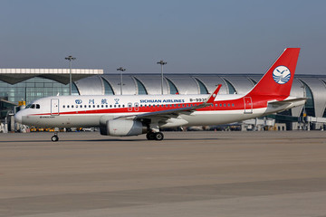 四川航空飛機(jī)在沈陽(yáng)機(jī)場(chǎng)