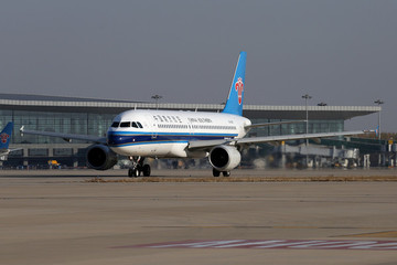 南方航空飛機(jī)在沈陽(yáng)機(jī)場(chǎng)