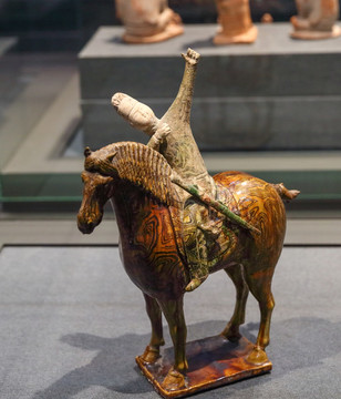 三彩絞釉騎馬射獵俑