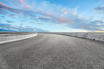 道路交通和天空云彩