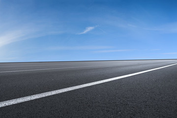 道路地面和藍天白云