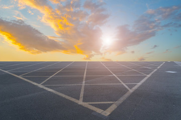 道路地面和天空云彩