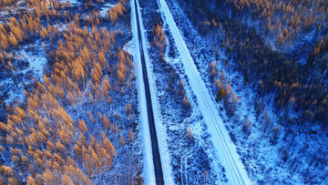 穿越冰雪森林的鐵路公路