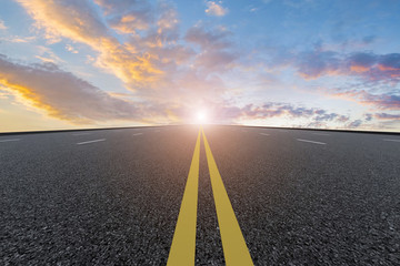 高速公路和天空云彩