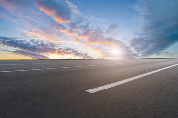 天空云彩和城市道路