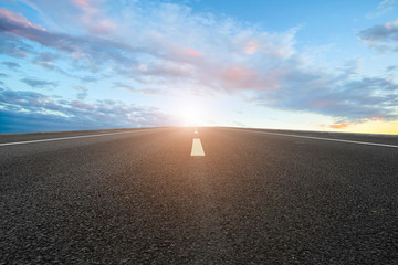 天空云彩和高速公路
