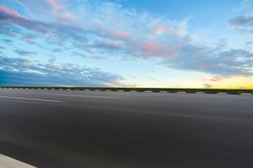 天空云彩和高速公路