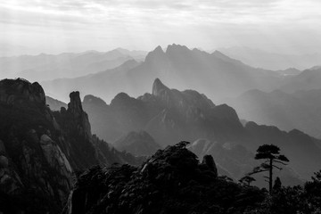 水墨遠(yuǎn)山