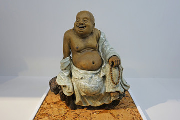 清代青釉羅漢坐石像