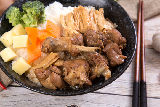 紅燒鴨蓋澆飯