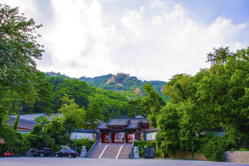 千山財神廟正門門樓與漫天白云