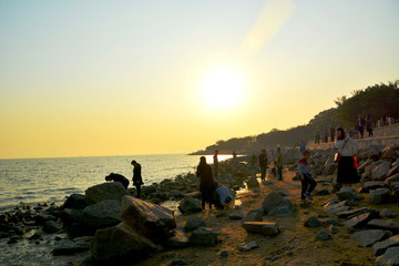 海邊夕陽游人
