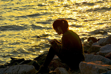 海邊夕陽人影