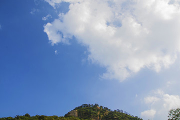 千山財(cái)神廟山峰與藍(lán)天彩云
