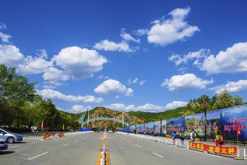 千山正門公路山峰與藍(lán)天彩云