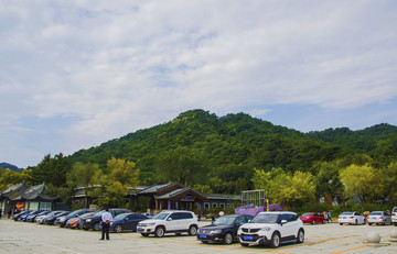 千山正門游客中心與山峰白云