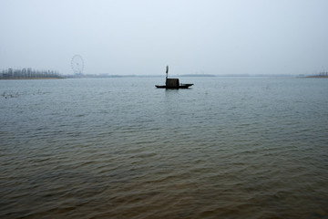 湖中一葉小舟