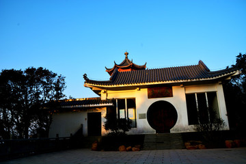 黃昏閣樓風(fēng)景