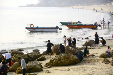 海邊游客船只