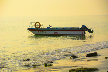 夕陽海邊小船