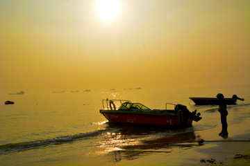 海邊夕陽暮色船只