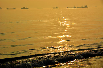 海邊夕陽(yáng)輪船