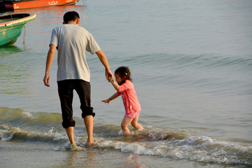 父女在海邊