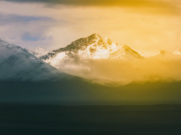 金色雪山