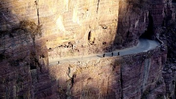 掛壁公路