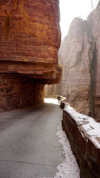 掛壁公路