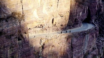 掛壁公路