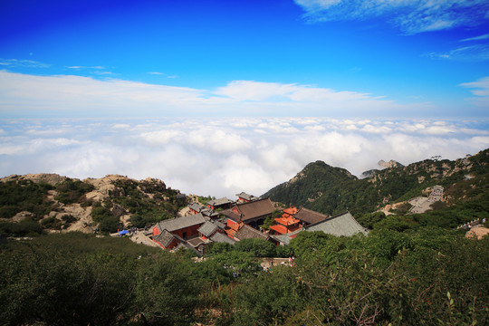 山東泰山云海之巔